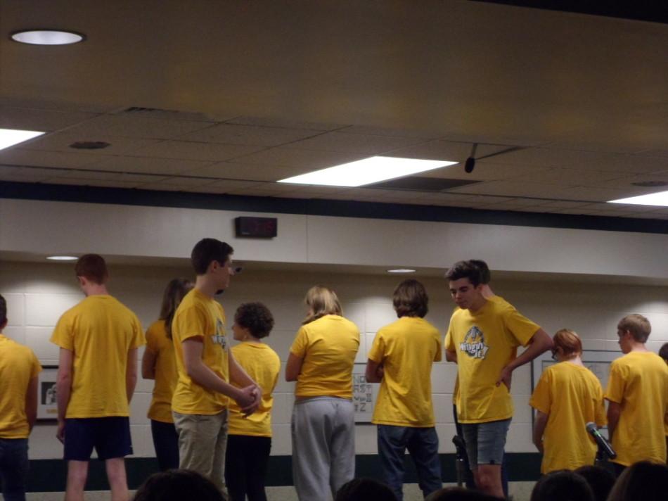 The Wingin' It crew play a game called Freeze tag, where two people start a scene for a while, then one person claps or says freeze and replaces of the two members. 