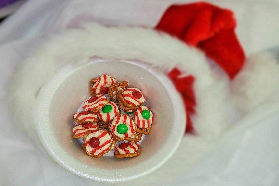 These peppermint pretzels brings a salty taste to the sweetness of peppermint and chocolate.