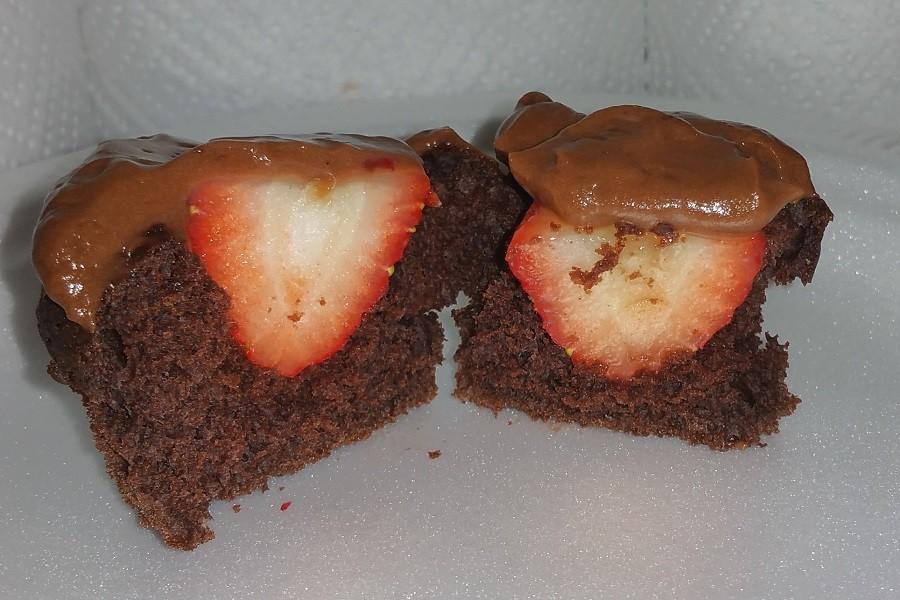 Chocolate+Cupcakes+with+a+Surprise+Strawberry+Center