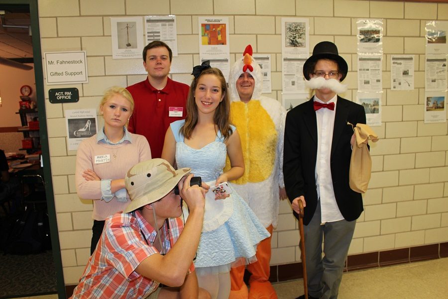 Seniors Abby Robinson, Jake Chronister, Kat Flyte, Ian Plank, and Eli Jones pose with Mr. Fahnestock.