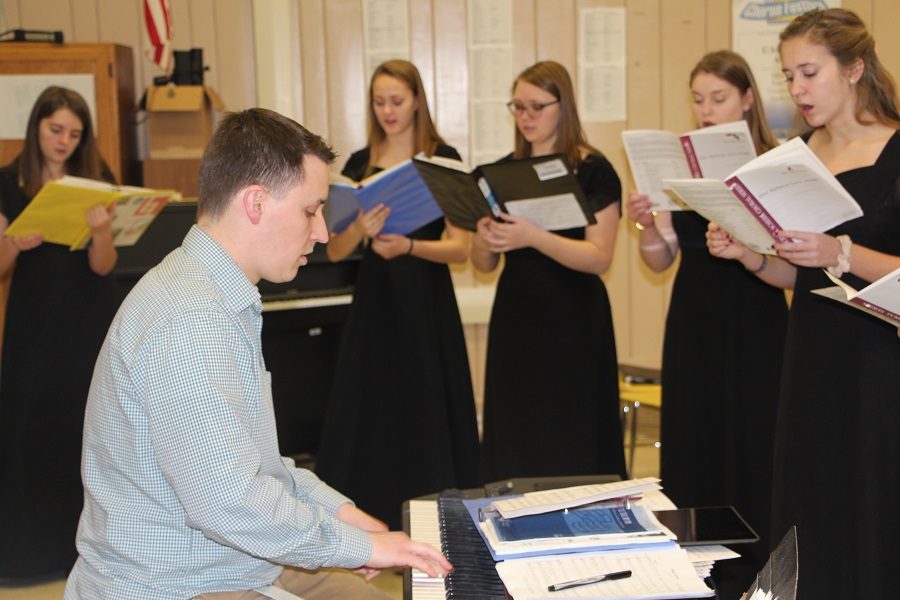 Dan Schade accompanies the Chamber Singers on piano.