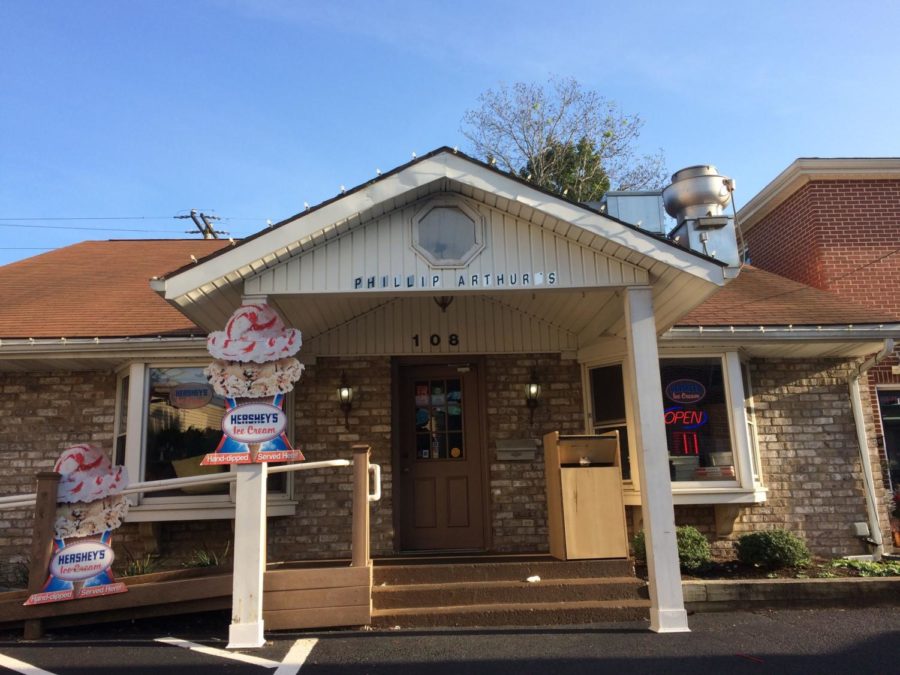 Get a slice of pizza from Philip Arthur's Cafe and pair it with a dish of Hershey's Ice Cream.