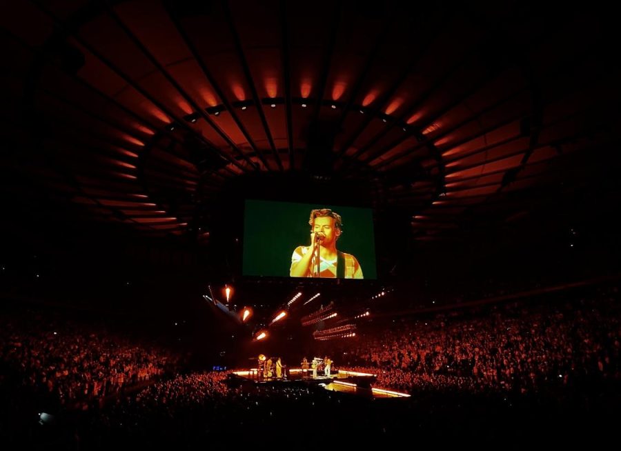 DAYLIGHT STADIUM: Harry Styles performs Daylight off his 3rd album under an array of red and yellow lights at his September 10 show at MSG. Throughout the night, the lights under the big-screens moved and changed color with the music. 
