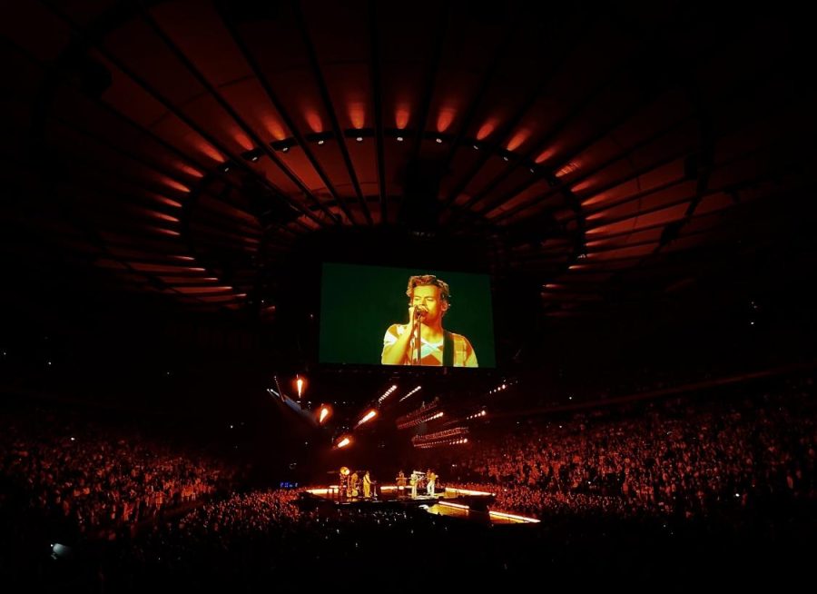 DAYLIGHT STADIUM: Harry Styles performs "Daylight" off his 3rd album under an array of red and yellow lights at his September 10 show at MSG. Throughout the night, the lights under the big-screens moved and changed color with the music. 
